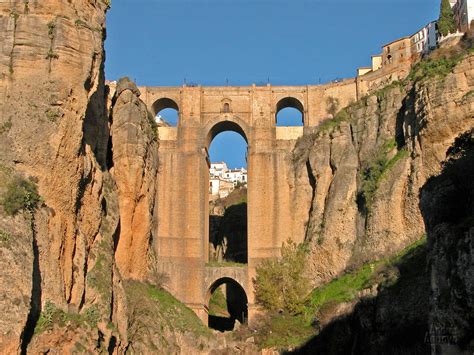 El Tajo de Ronda: Conquering History and Stunning Views Atop a Dramatic Cliff!