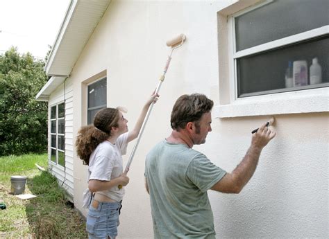 How to Paint Outside of House Without Scaffolding: A Brush with Creativity and Safety