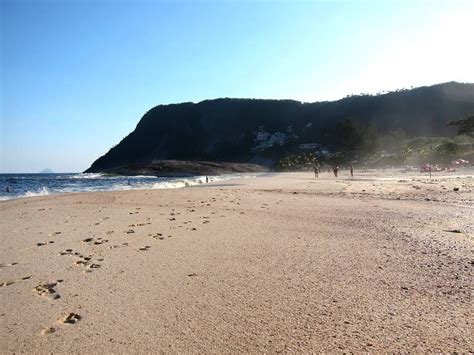 Praia de Itacoatiara:  Bãi Biển Nổi Tiếng Với Cát Trắng Tinh Khôi Và Nước Xanh Ngọc Bích!